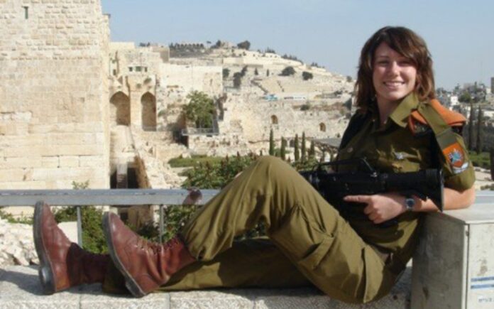 Regresa a Israel la joven que combatió al Estado Islámico