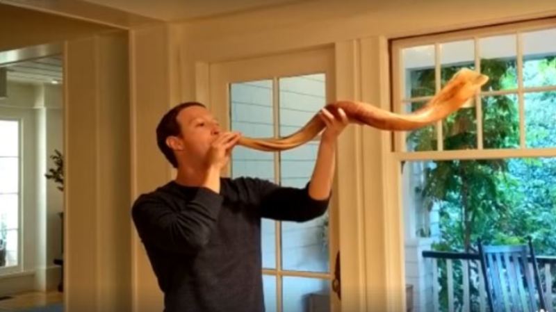 Mark Zuckerberg toca el shofar, y desea a los amigos de Facebook un 