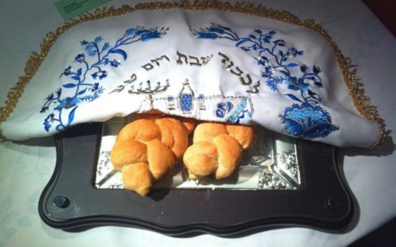 Bendiciones de Shabat para la noche del viernes Bendición sobre el pan (Hamotzi)
