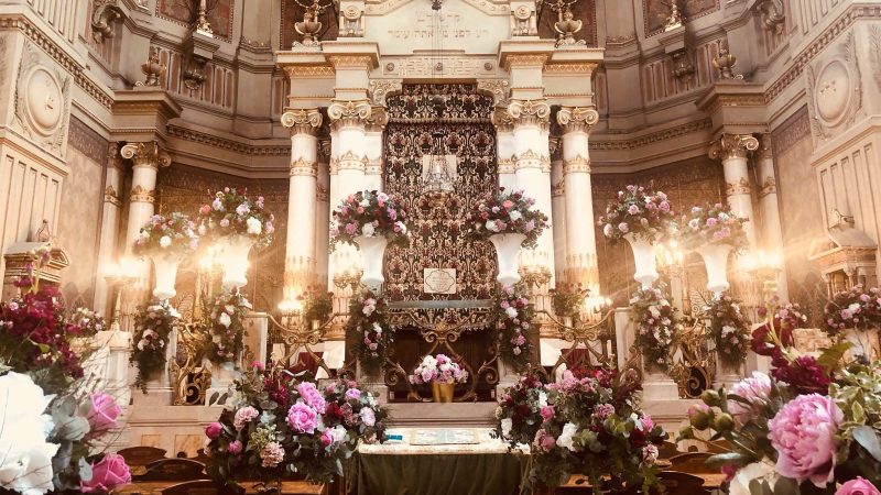 La Gran Sinagoga de Roma decorada con flores delante de Shavuot