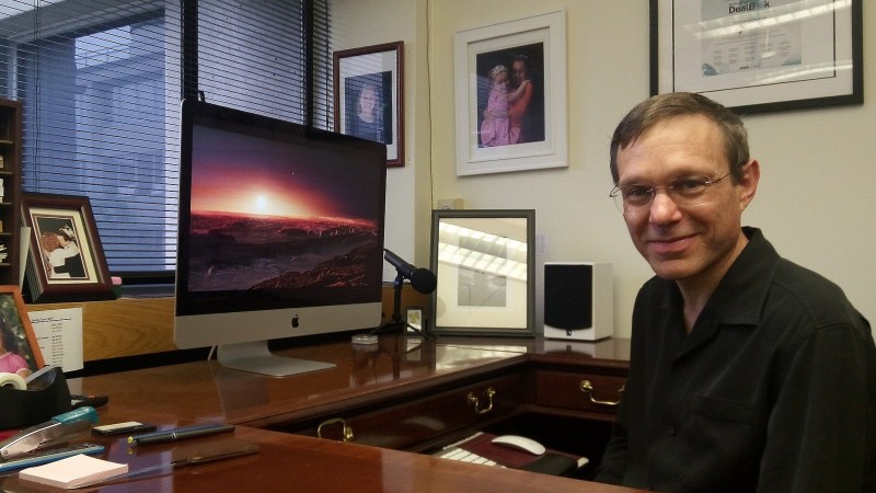 El astrónomo israelí de Harvard tiene una gravitación inalienable al estudio interestelar