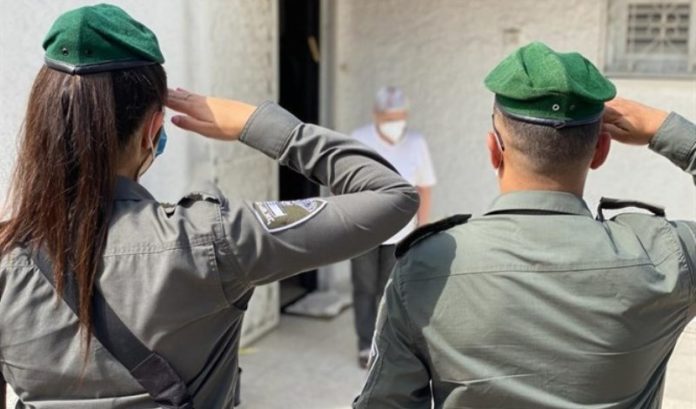 La policía de Israel saluda a los sobrevivientes del Holocausto