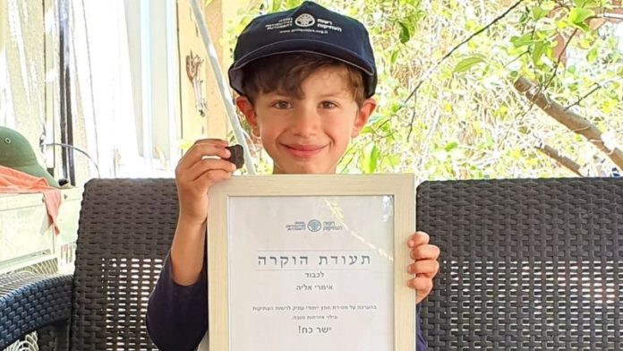 Un niño israelí descubre una tableta antigua durante un viaje familiar en el sur de Israel