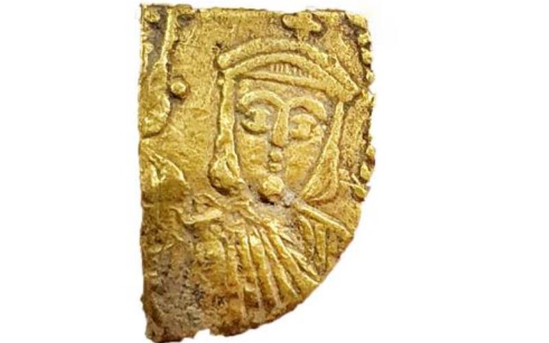 Una excavación en el centro de Israel descubre un gran tesoro de las primeras monedas de oro islámicas