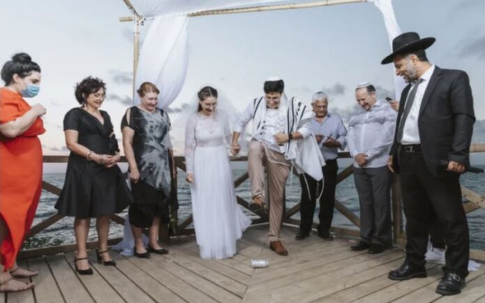 No hay grandes bodas israelíes este verano, pero para algunas parejas, eso es algo bueno