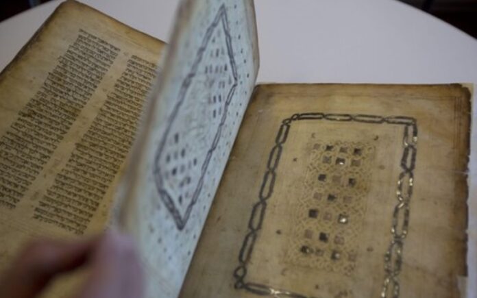 Un funcionario de la biblioteca muestra un manuscrito judío introducido de contrabando en Israel desde Damasco en una operación de espionaje del Mossad a principios de la década de 1990