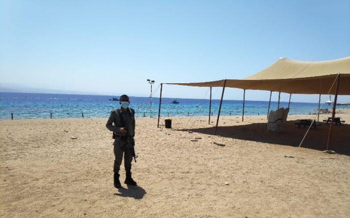 Un hombre jordano cruza la frontera nadando hacia Eilat y dice que buscaba un futuro mejor