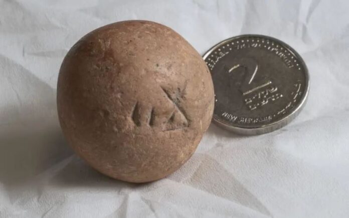 Antiguo peso de dos shekel descubierto cerca del Muro Occidental