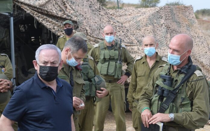 Al realizar una visita a las FDI, Netanyahu amenaza a Hezbolá con un 'puño de acero'