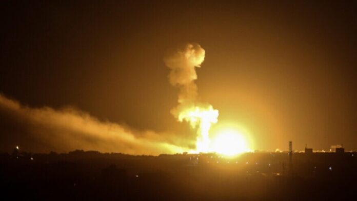 Israel ataca un sitio subterráneo de Hamas en Gaza en respuesta al ataque con cohetes
