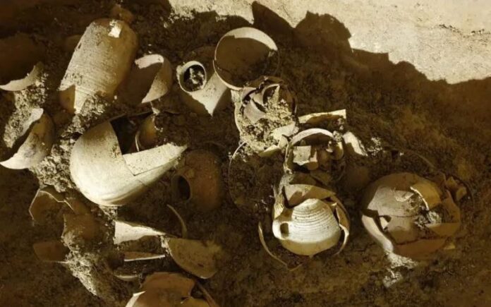 Tinajas del período del Segundo Templo y objetos completos de arcilla desenterrados en Beit El