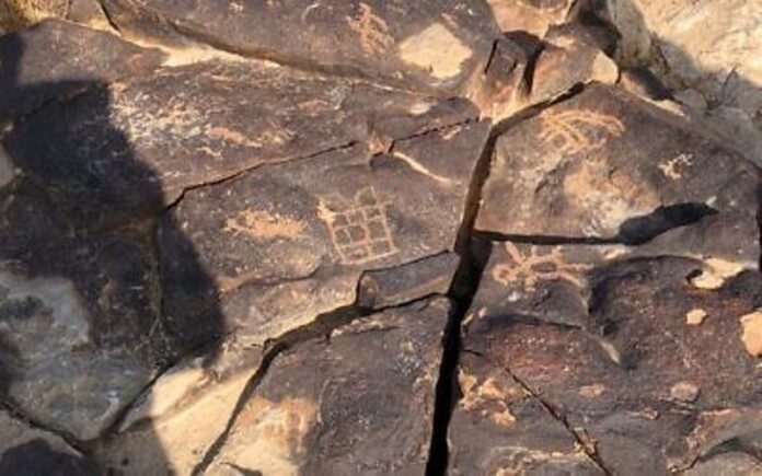 Grabados de rocas antiguas en la remota meseta del Negev evocan la Biblia y atraen un nuevo interés