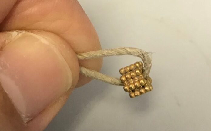 Cuenta de oro, aparentemente perdida en el Monte del Templo hace 3.000 años, encontrada por un niño de 9 años