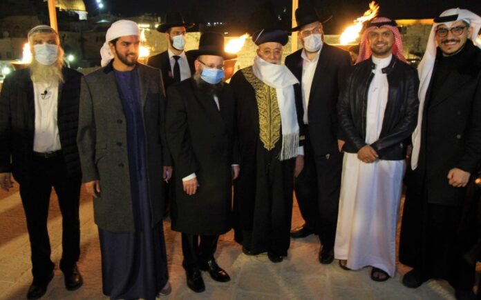 Delegaciones de Emiratos Árabes Unidos y Baréin participan del encendido de la Janukia en el Muro Occidental