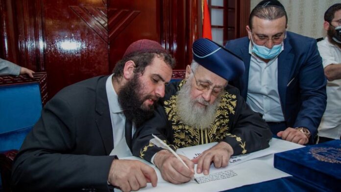 El rabino jefe israelí da su bendición a las instituciones en los Emiratos Árabes Unidos, marcando una nueva era de la vida religiosa judía en Dubai y más allá