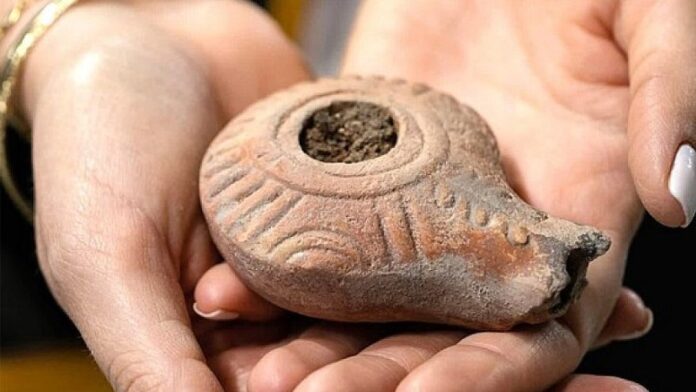 Lámpara de aceite de la era hasmonea encontrada en Jerusalén