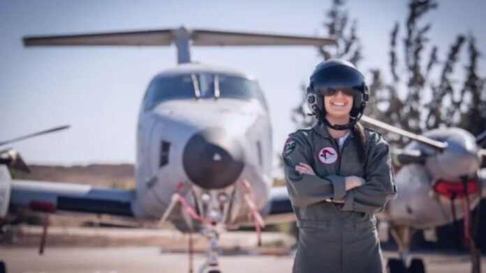 La primera mujer estadounidense en terminar el curso de piloto de la Fuerza Aérea de Israel