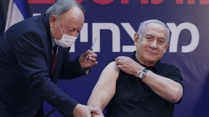 Cientos de empleados de la oficina de Netanyahu reciben la vacuna COVID independientemente de su edad o estado de salud