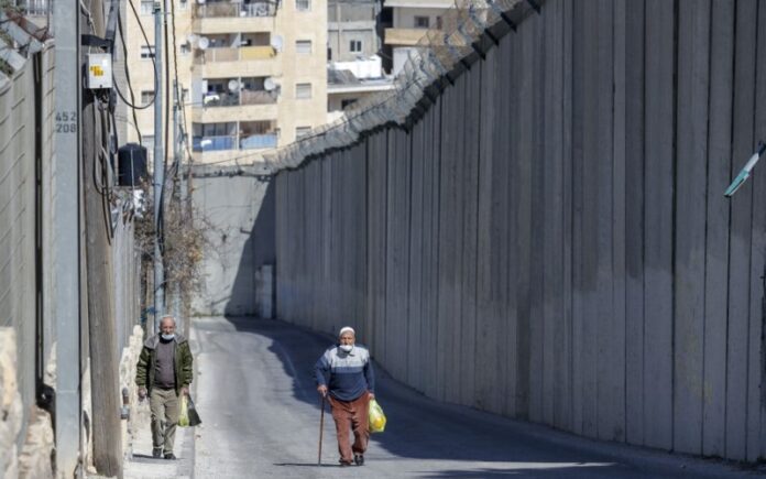 Israel comienza a vacunar a sus residentes de Jerusalén Este más allá de la barrera de seguridad