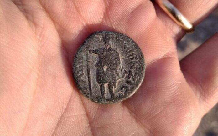 Soldado de las FDI encuentra una moneda rara de 1.800 años durante un ejercicio de entrenamiento en el norte