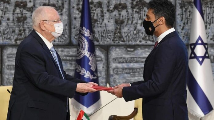 El primer embajador de los Emiratos Árabes Unidos en Israel presenta credenciales a Rivlin en la ceremonia de Jerusalén