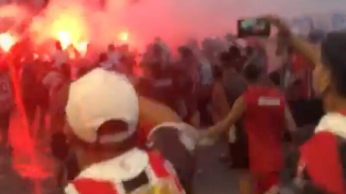 Fanáticos del fútbol argentino cantan 'matar a los judíos para hacer jabón'