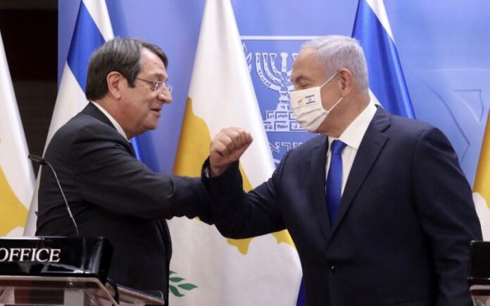 Israel firma un acuerdo para conectar la red eléctrica con Chipre y Grecia a través de un cable submarino