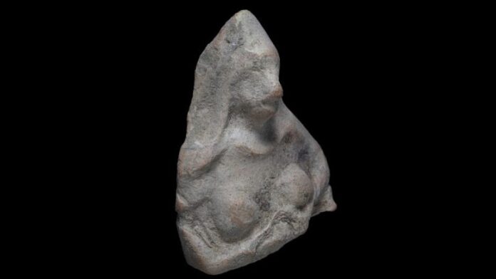 Niño israelí encuentra estatuilla de la era bíblica en el Negev
