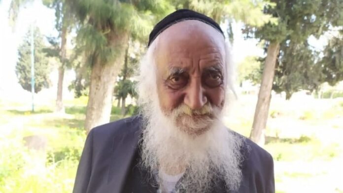 El yemenita de 102 años es el más anciano en encender la antorcha del Día de la Independencia