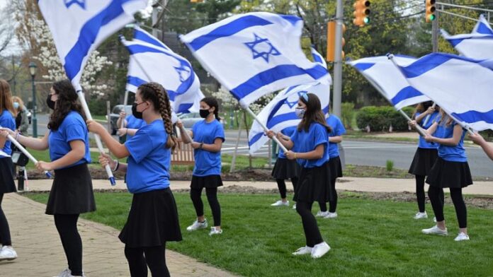 La ciudad de Nueva Jersey celebra a Israel con el izamiento de la bandera y la actuación de los estudiantes