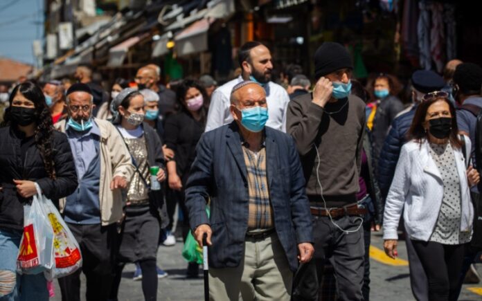 Los israelíes ya no están obligados a usar máscaras afuera a partir del domingo
