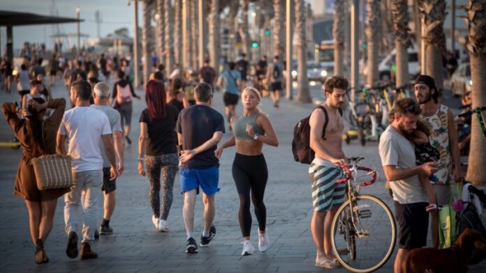 Israel está poniendo fin a sus restricciones de COVID y está comenzando a permitir que los turistas regresen