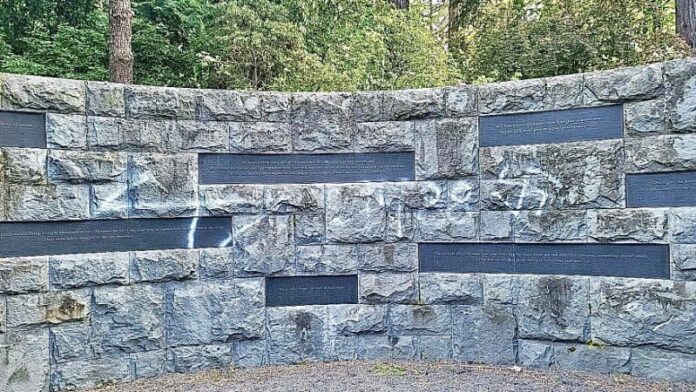 Memorial del Holocausto de Oregón vandalizado con esvástica y graffiti antisemita