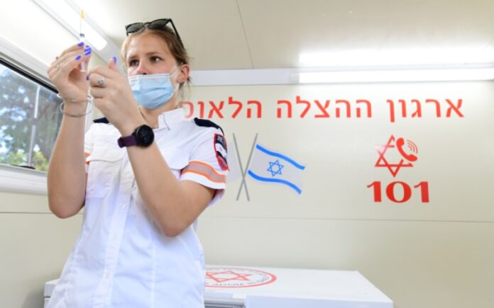 Un estudio israelí afirma que las vacunas reducen el riesgo de infección incluso en hogares afectados por COVID