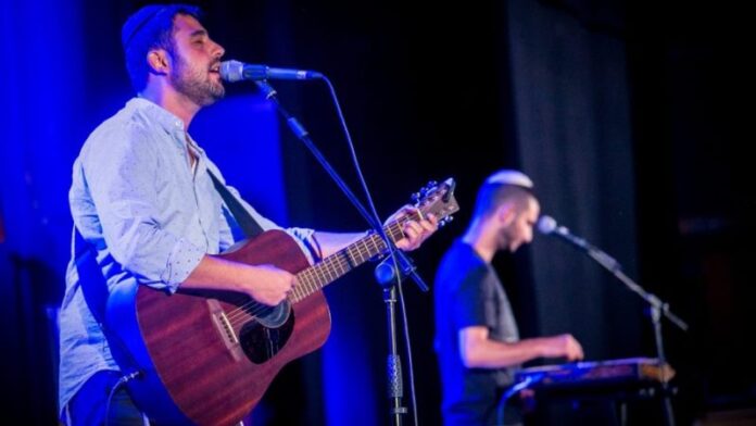 Otro cantante israelí clama a Dios y se vuelve viral