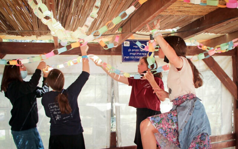 Los israelíes celebran la fiesta de Sucot, este año con menos restricciones pandémicas