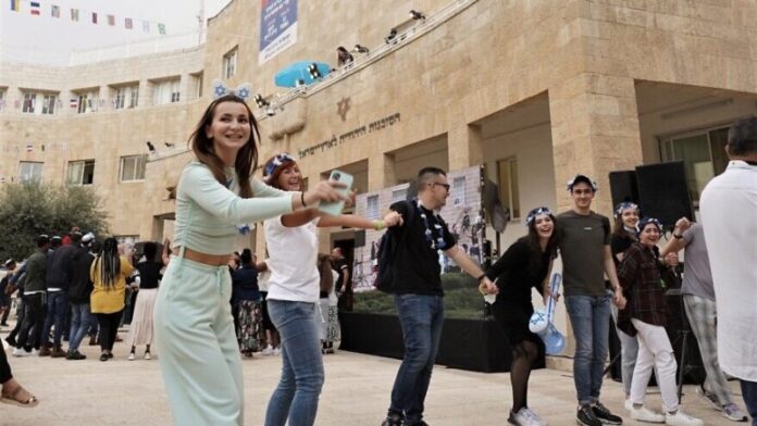 En Yom HaAliyah, los nuevos inmigrantes a Israel se toman un tiempo para bailar en Jerusalén