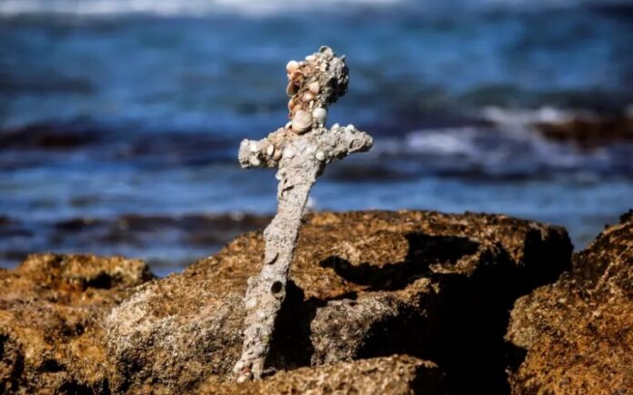 Espada cruzada de 900 años encontrada por buzo frente a la costa de Israel