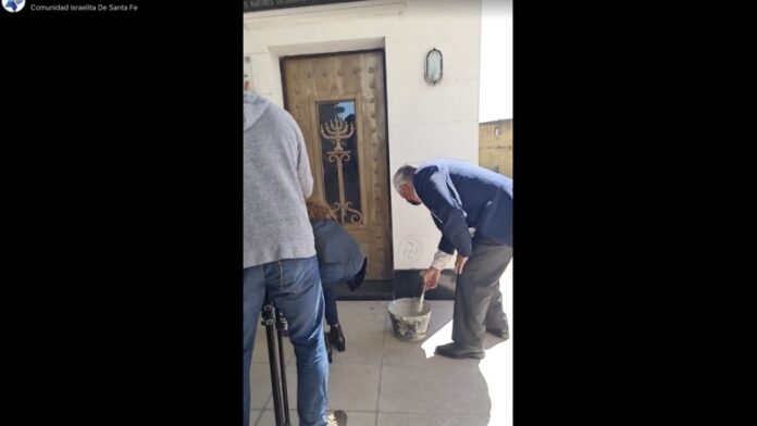 Judíos, cristianos y musulmanes se unen para pintar sobre esvásticas en cementerio judío argentino