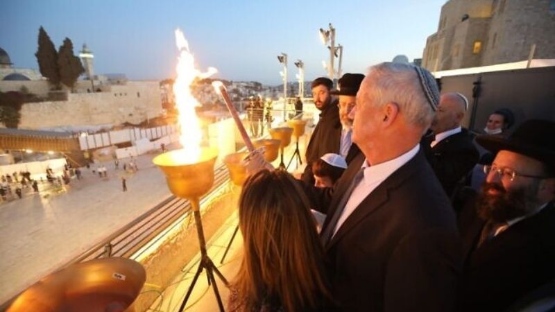 PM Gantz enciende velas de Janucá mientras los eventos del Muro Occidental honran a Eli Kay la víctima del terrorismo