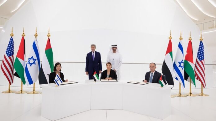 Israel y Jordania firman un gran acuerdo negociado por los Emiratos Árabes Unidos para intercambiar energía solar y agua