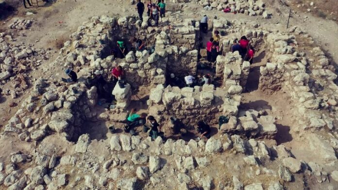 Las ruinas de una fortaleza helenística muestran “evidencia tangible” de la historia de Janucá, dicen arqueólogos israelíes