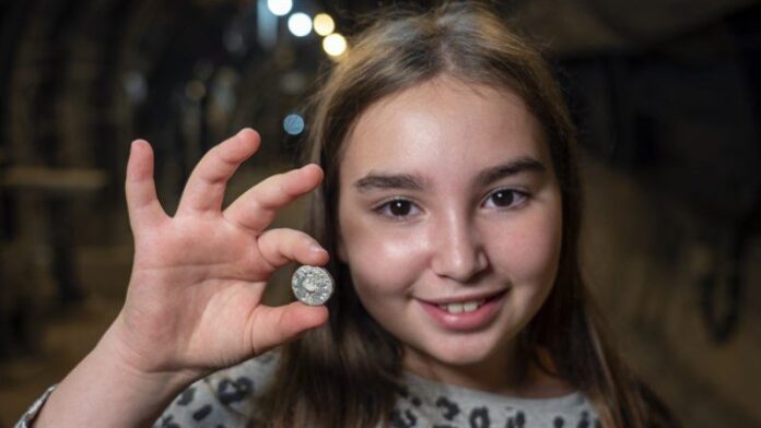 Niña de 11 años descubre una moneda de plata acuñada en el templo de Jerusalén