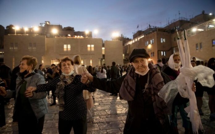 Sobrevivientes del Holocausto celebran Janucá encendiendo la menorá en el Muro Occidental