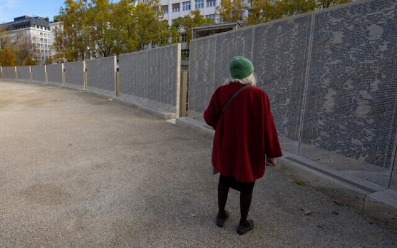 Lapid hablará en el campo de concentración de Mauthausen en el Día del Recuerdo del Holocausto Una mujer en el Memorial del Muro del Nombre de la Shoá en Viena