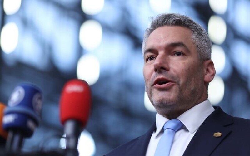 Lapid hablará en el campo de concentración de Mauthausen en el Día del Recuerdo del Holocausto canciller de Austria, Karl Nehammer