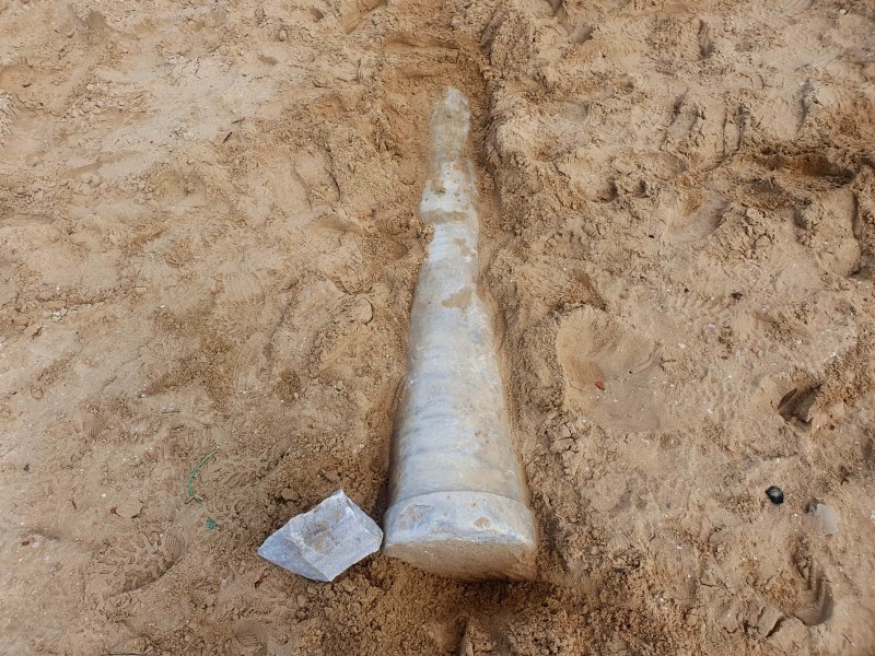 La policía que peina la playa encuentra un pilar de mármol de 1.500 años cerca de Ashdod