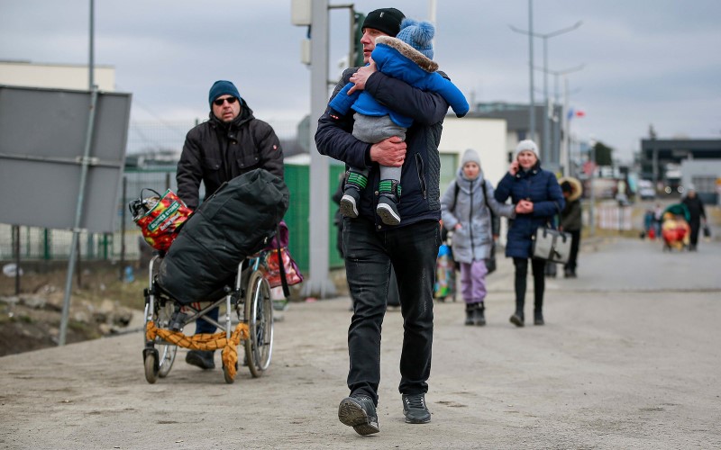 El gran rabino de Polonia lidera esfuerzo para recibir a refugiados judíos ucranianos
