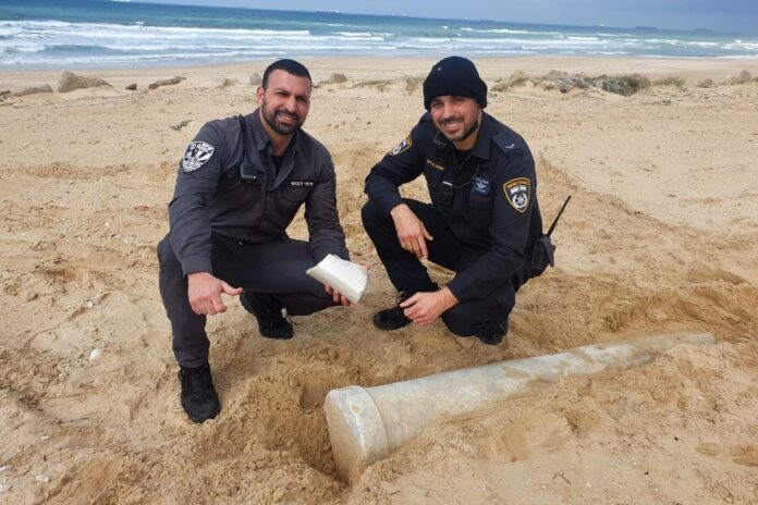 La policía que peina la playa encuentra un pilar de mármol de 1.500 años cerca de Ashdod