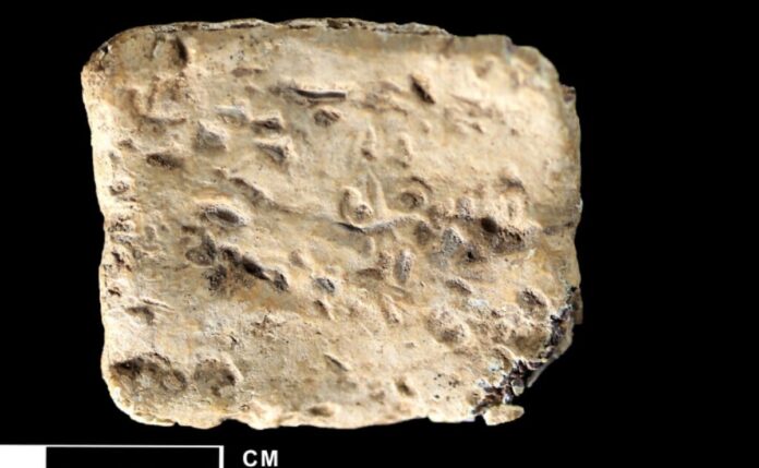 Arqueólogo afirma haber encontrado texto hebreo más antiguo en Israel, incluido el nombre de Dios